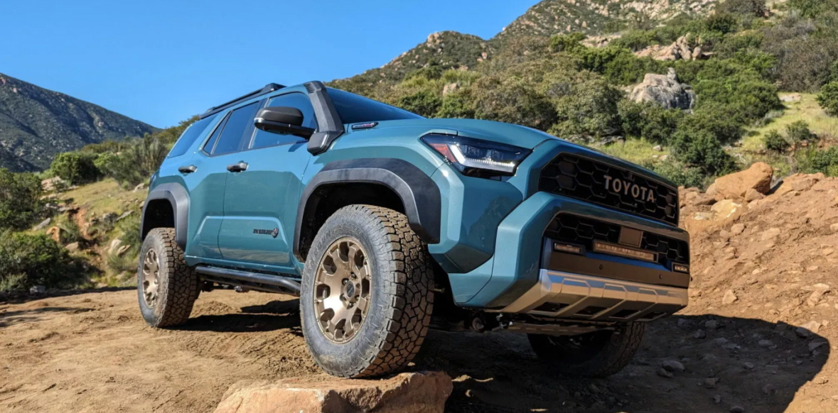 Компания Toyota располагает технической возможностью выпустить внедорожник 4Runner с механической коробкой в дополнение к нынешнему восьмидиапазонному «автомату». Однако, как объяснили представители бренда изданию Car&Driver, делать этого не будет — такой 4Runner просто никому не нужен.