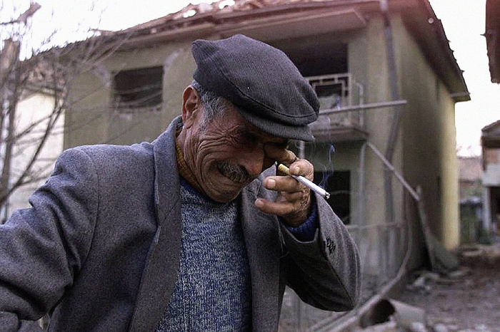 Серб у своего уничтоженного дома после бомбардировки НАТО