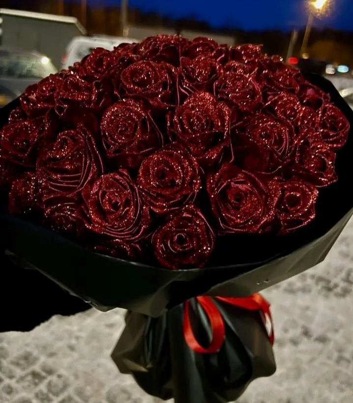 Картинка взята с https://www.avito.ru/moskva/mebel_i_interer/buket_iz_atlasnyh_lent_s_blestkami_4612457867?utm_campaign=native&utm_medium=item_page_android&utm_source=soc_sharing