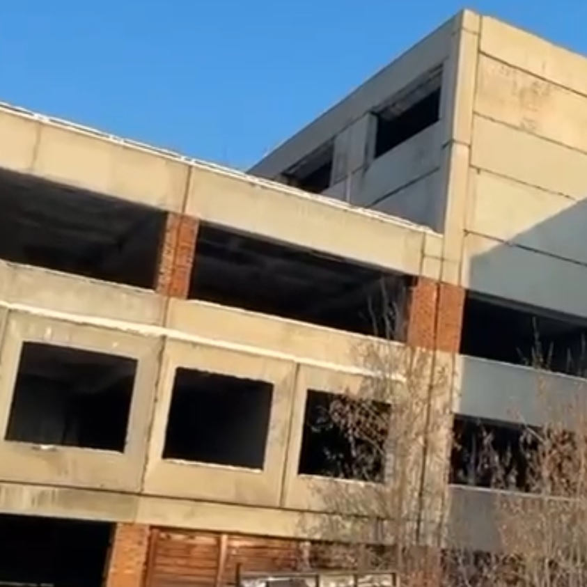 В Усолье-Сибирском начались работы по сносу недостроенного здания школы, заложенного еще в 90-х годах прошлого века. Об этом сообщил мэр города Максим Торопкин в своем телеграм-канале.