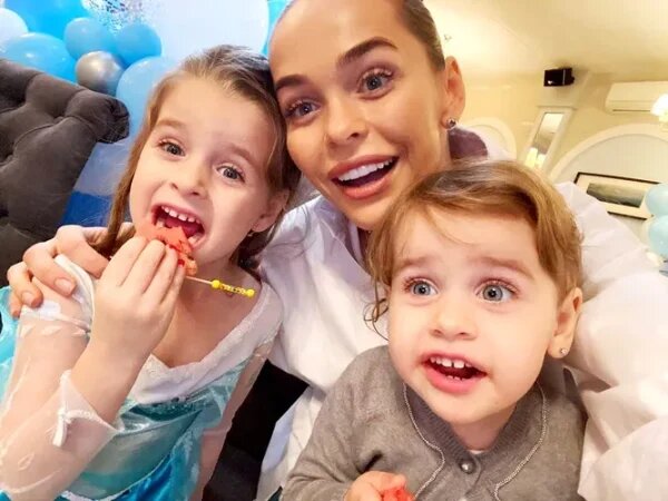    Анна Хилькевич с дочками, фото: соцсети