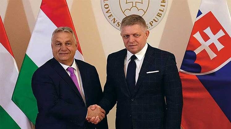    AP/TASS Премьер-министр Словакии Роберт Фицо и премьер-министр Венгрии Виктор Орбан (справа налево)
