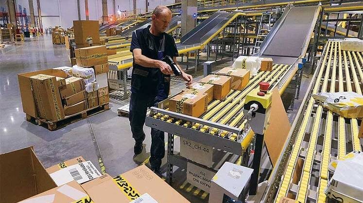    АЛЕКСАНДР ЩЕРБАК/ТАСС На складах маркетплейсов работают не только штатные сотрудники, но и самозанятые, что позволяет существенно экономить на налогах