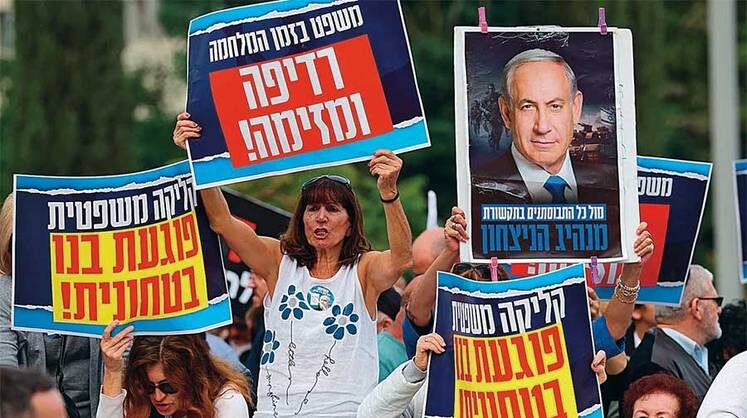    EPA/ABIR SULTAN Тель-Авив. Акция сторонников премьер-министра Израиля Биньямина Нетаньяху возле здания суда. Нетаньяху прибыл в суд для дачи показаний по делу о коррупции