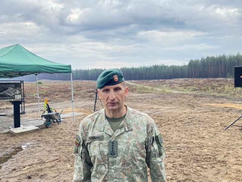    Командующий Вооружёнными силами Литовской Республики Раймундас Вайкшнорас. Видите непобедимую литовскую армию? А она есть. ФОТО: Alexander Welscher/dpa/Global Look Press