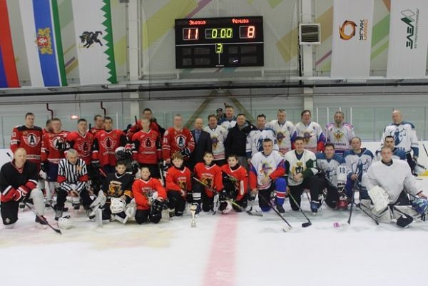    Андрей Рожков сыграл в хоккей с воспитанниками колонии, фото: лента.ру