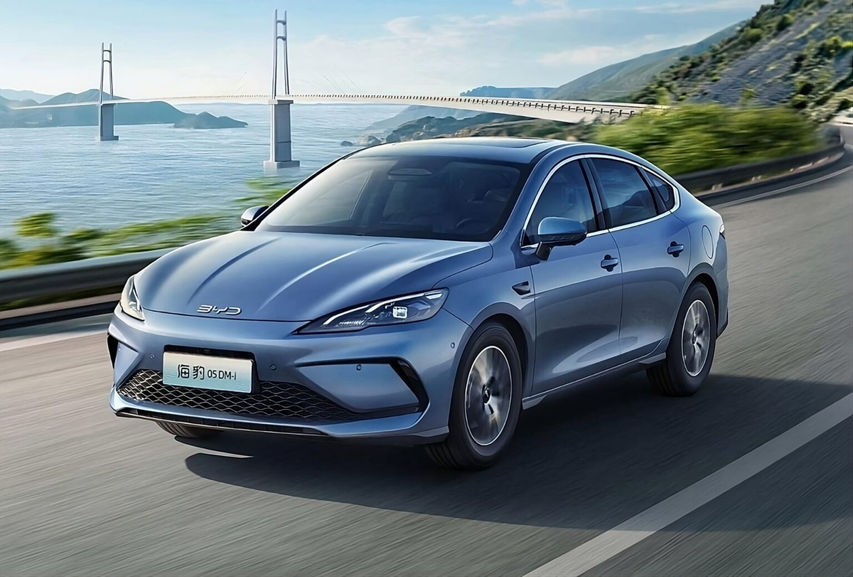 BYD Seal 05 DM-i: стартовая цена в Китае - всего около 1,25 млн рублей по текущему курсу!