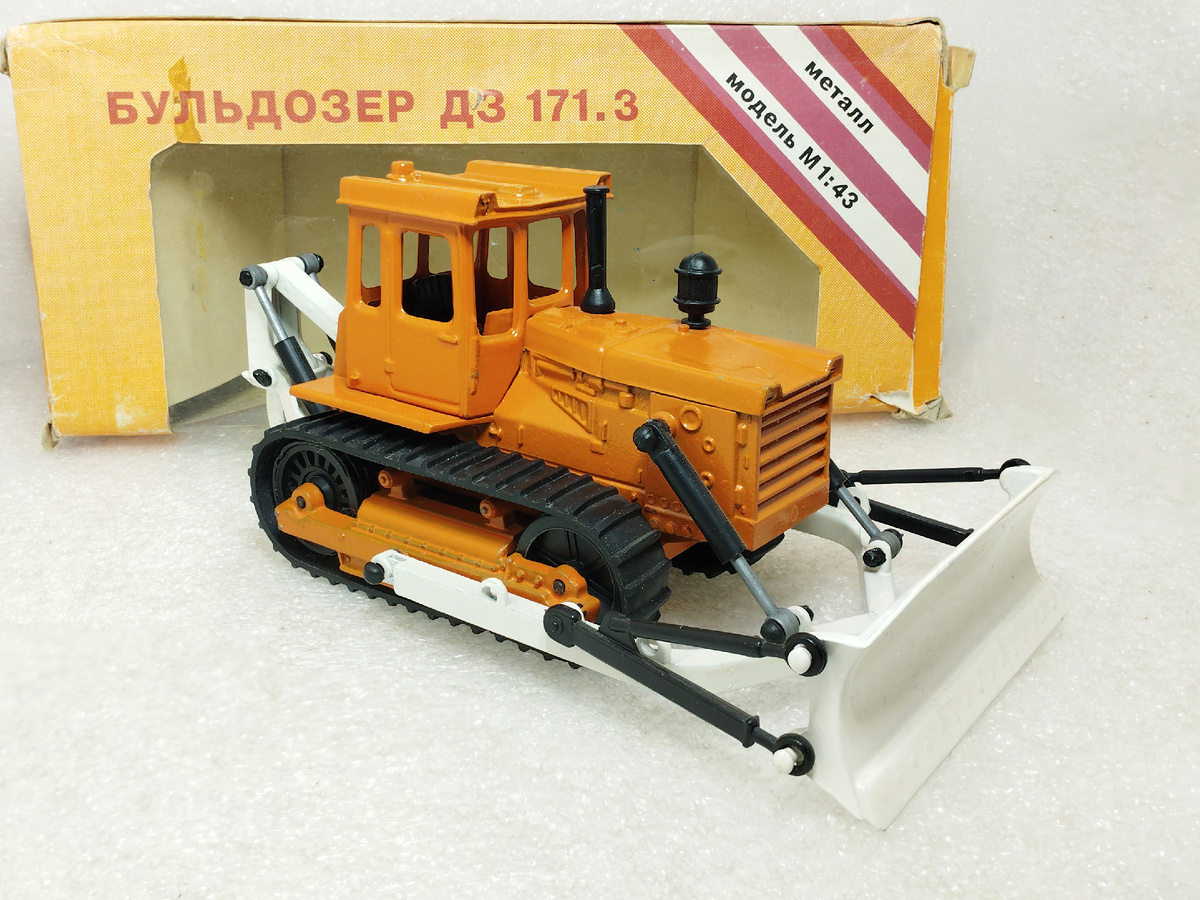 Рис.1. Модель бульдозера ДЗ 171.3 (Т-2) в масштабе 1:43 до проведения работ