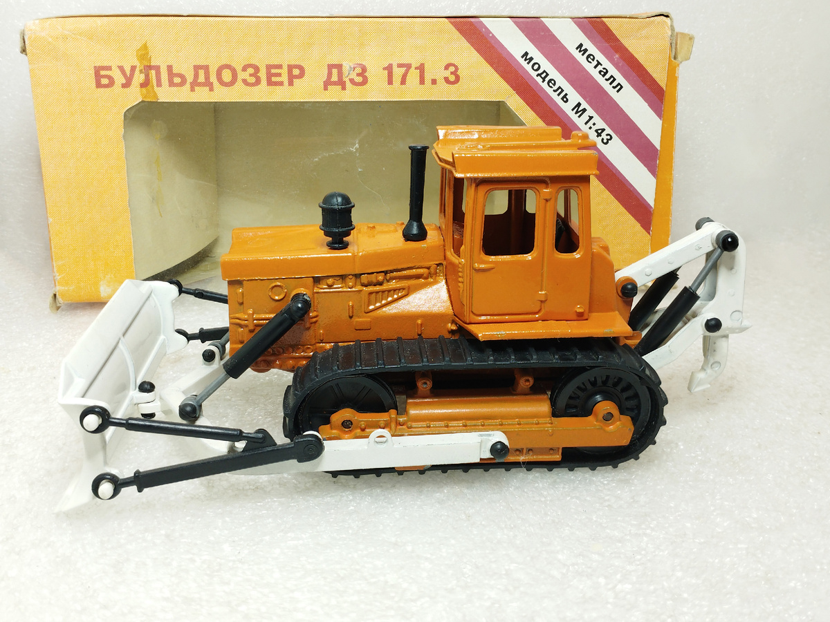 Рис.2. Саратовская модель бульдозера ДЗ 171.3 в масштабе 1:43 до проведения работ (вид слева)