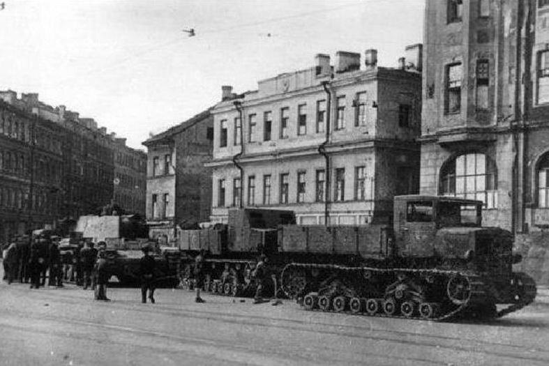 Тягачи "Ворошиловец" буксируют танк КВ. Ленинград, 1942 (снимок из открытых источников)