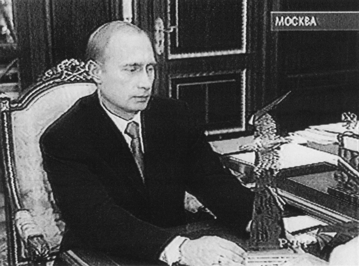 Владимир Владимирович Путин смотрит на «Золотого орла». Фото: Из репортажа новостей. 2002 год.