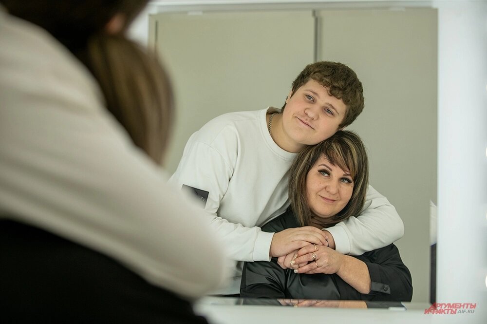    Мама Бабая Екатерина Галактионова с младшим сыном Ренатом. Фото:  АиФ/ Юлия Федотова