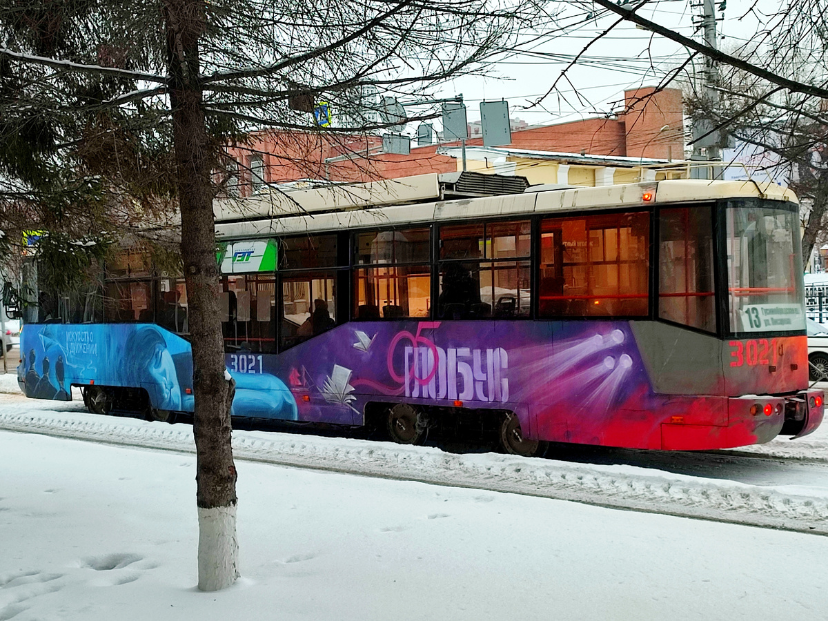 А мимо в это время ехал знаменитый 13-й трамвай! Даже сквер у Оперного в честь него назвали 