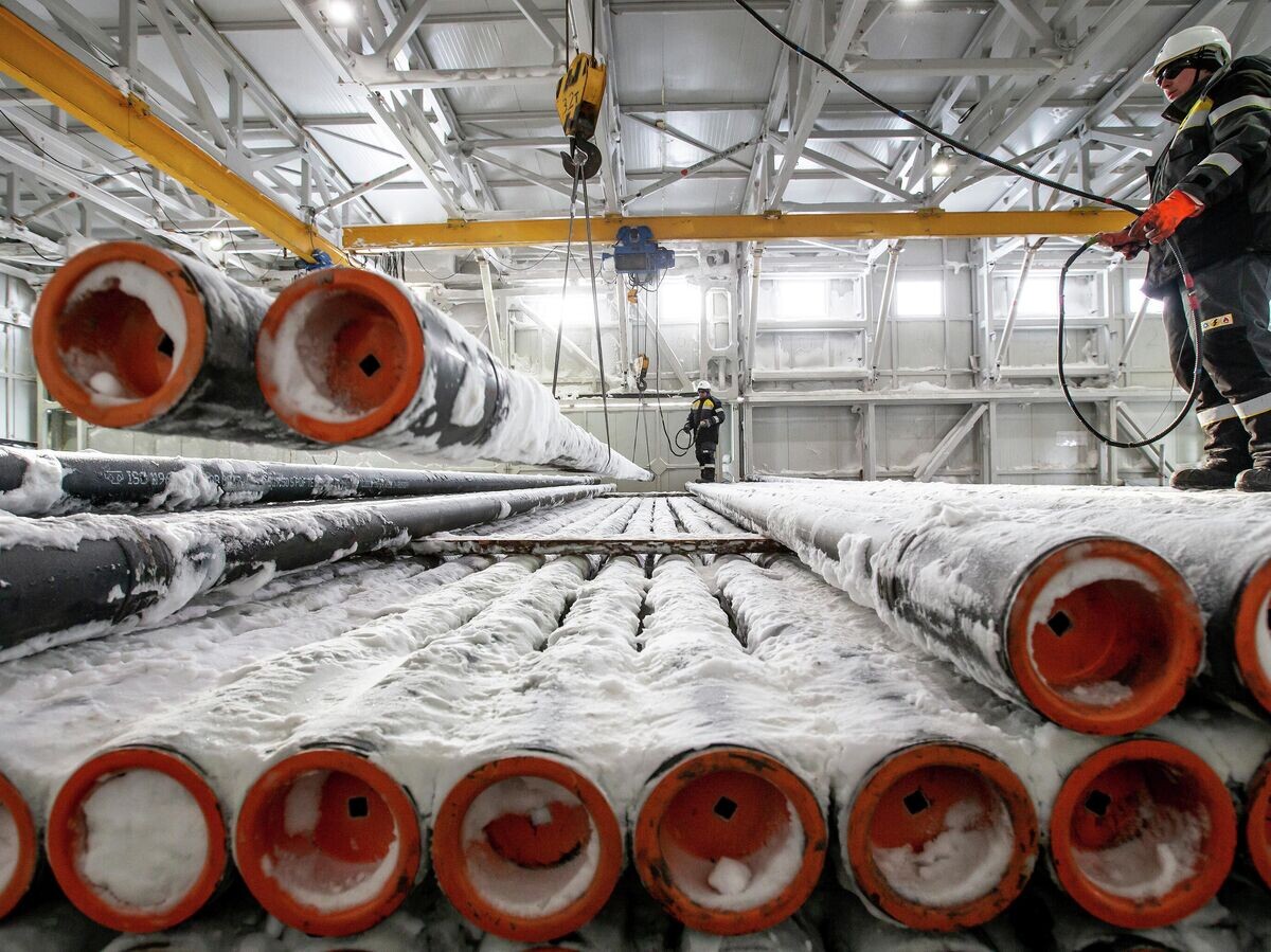 Рабочие на нефтеперерабатывющем заводе© Фото : пресс-служба "Роснефти"