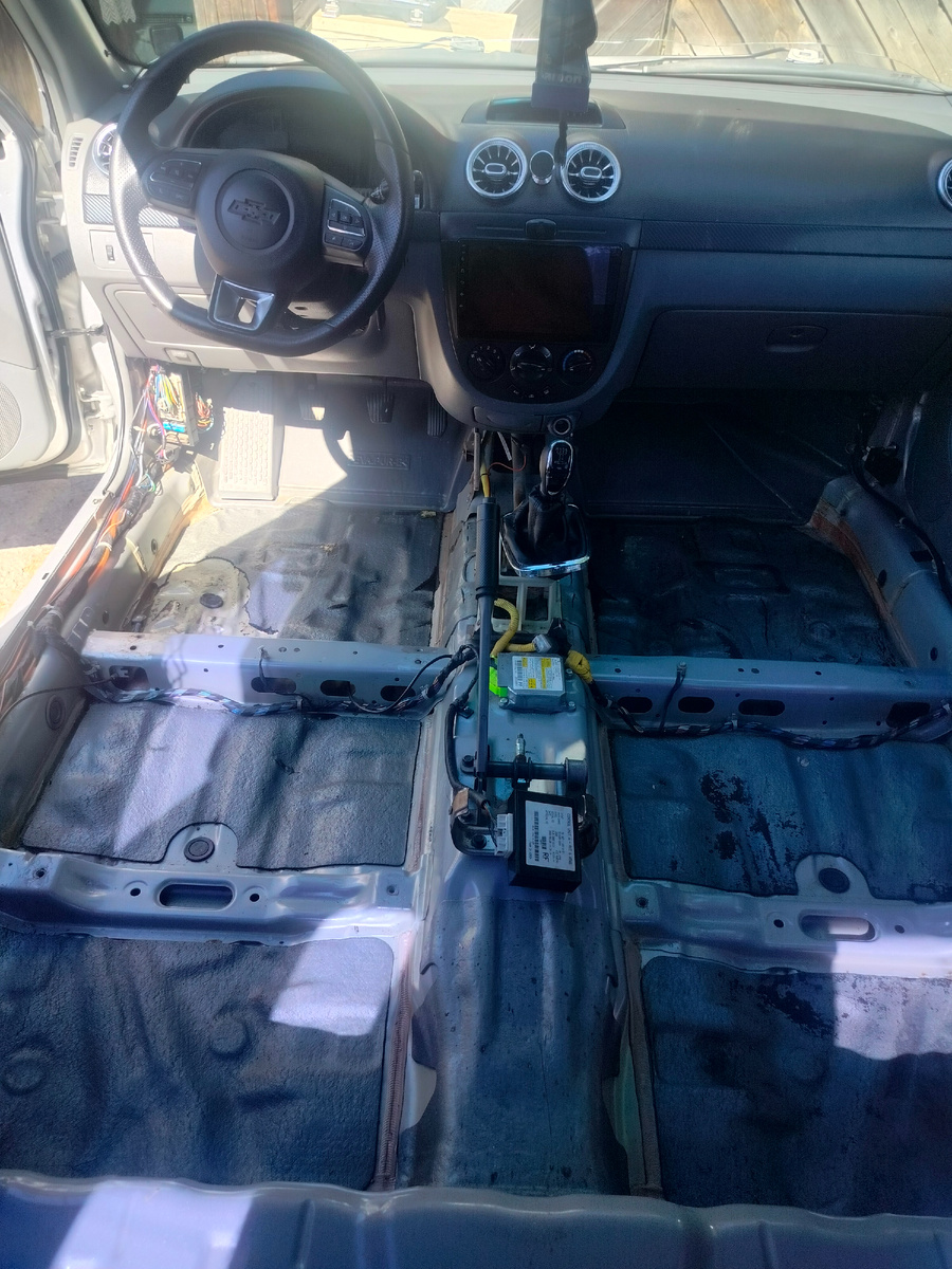 Добрый день дорогие друзья, начинаем делать шумоизоляцию chevrolet lacetti хэтчбек, потому что штатная шумоизоляция, не очень у этого автомобиля владельцы chevrolet это понимают!!! Поэтапно буду выкладывать фото и рассказывать какой материал что нужно делать!!! Кому-то может полезно кому-то интересно подписывайтесь на канал буду благодарен!!!