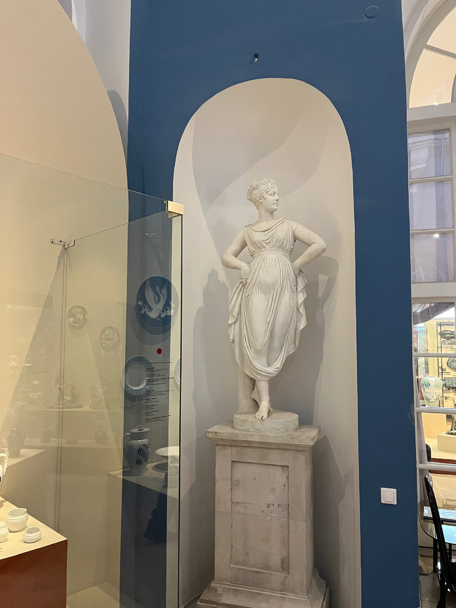 Фото автора. В холле центрального входа.