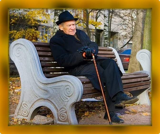 Большую жизнь пройти - не поле перейти. А потому каждый старик достоин восхищенья!