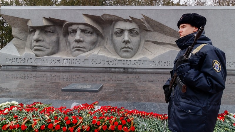    Мемориал вылепил скульптор Андрей Голуб со своей бригадой Фото: Дмитрий Ахмадуллин / / ИА «Победа26»