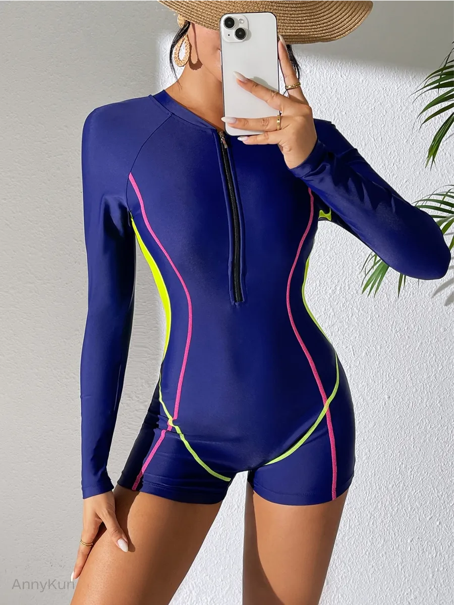 Закрытый стильный купальник