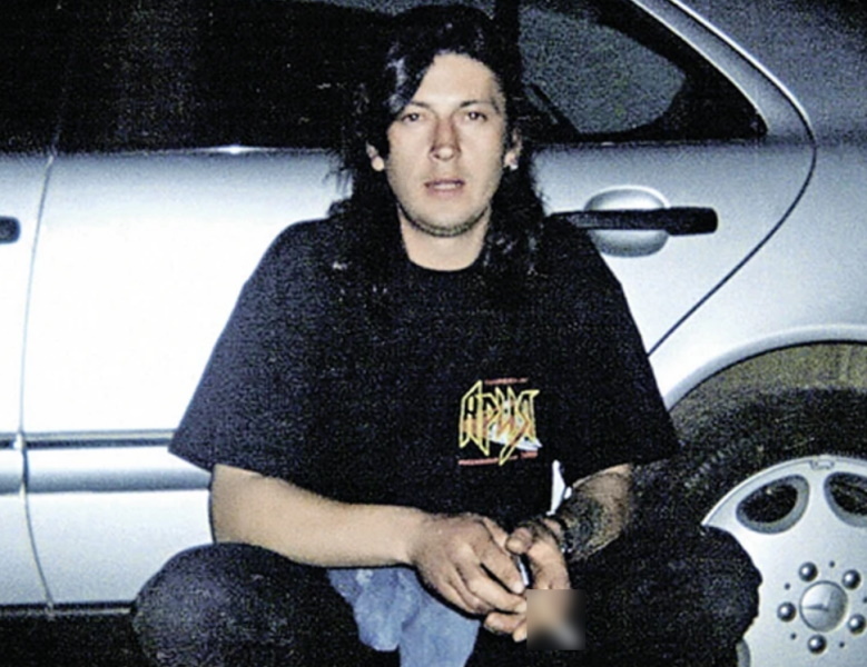 «Мыслей о смерти у Жени не было. Наоборот, ведь он пришел в больницу, чтобы исцелиться. Только вот собирался вылечить себе воспаление поджелудочной железы, а умер от инсульта. Сказалась, видимо, старая травма. В третьем классе брат попал под машину, итог - сильное сотрясение и аневризма сосудов головного мозга. Мина замедленного действия», - отмечал его брат.Саша Белоусов
