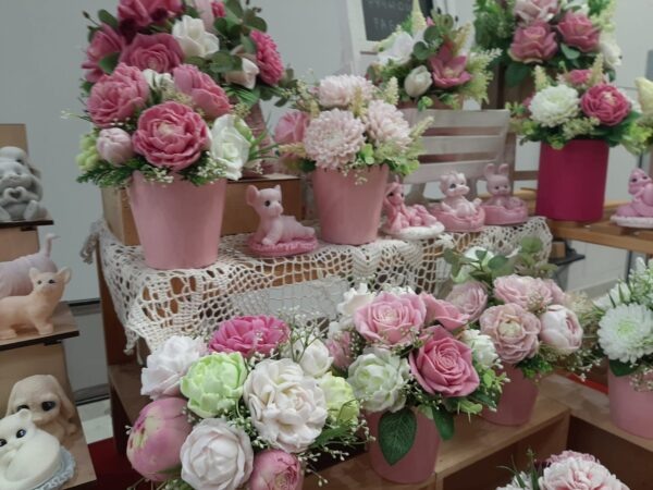 Мыльные букеты от ИП Виктории Алексеевой, которая варит мыло ручной работы уже 7 лет и продает на фестивалях и ярмарках, в том числе, «Фестивале мастеров России».