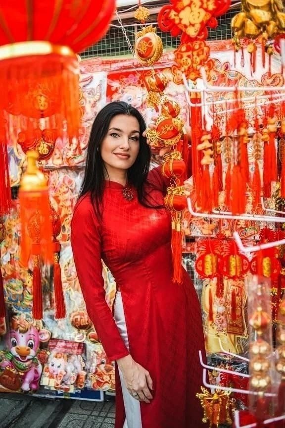 
Среди сочной, малахитовой зелени, в тени буйно растущего сада, голыми узенькими ступнями по каменным плиткам семенит маленькая Муи, новая служанка из ближайшей деревни. Девочка с черными блестящими волосами, в простой зеленой рубахе и традиционных коротковатых брюках, вся тонкая, как тростинка, несет в руках плод зеленой папайи.