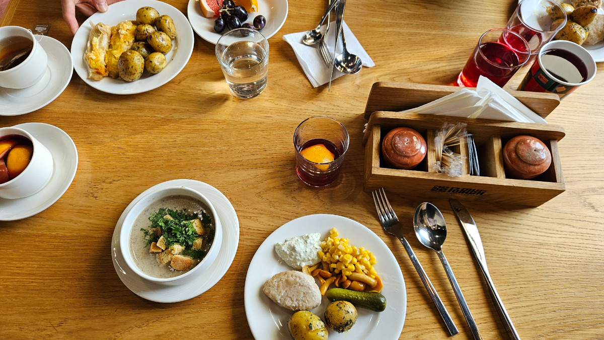 Есть вино, десерты, вегетарианское меню