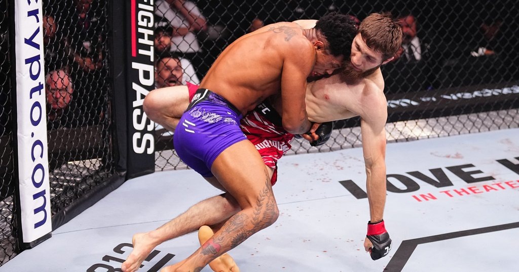 Оливейра валит на пол Саида Нурмагомедова.  фото: картинки яндекса.