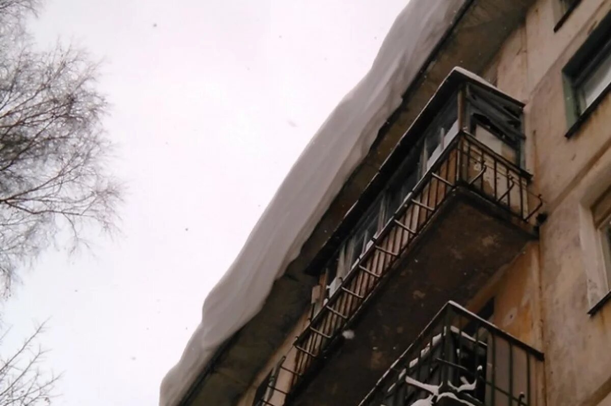    Жительница Пермского края травмировалась из-за рухнувшего с крыши снега