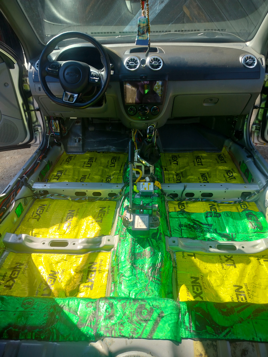 Вот небольшая часть уже выполнена крыша вообще была без шумоизоляции!!!