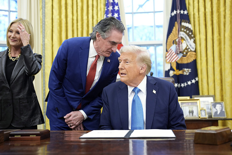    В историю Трамп войдет скорее не как «собиратель земель», а как создатель величайшей мошеннической схемы в истории.   
Фото: © Jeenah Moon / XinHua / www.globallookpress.com