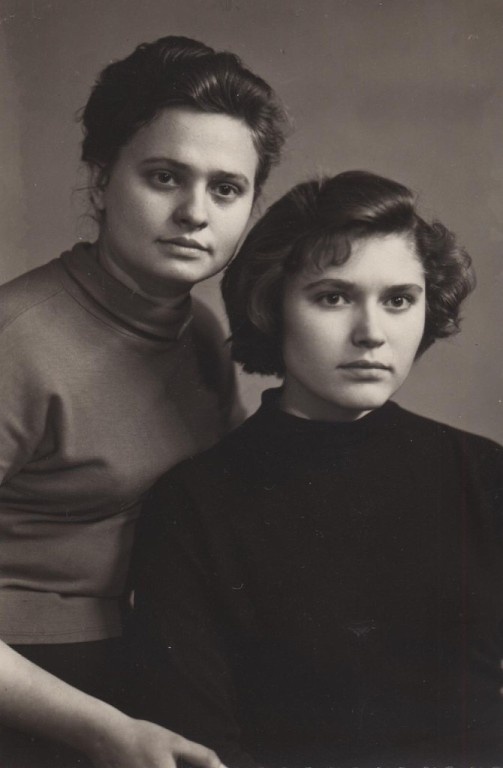 Фото автора. Оля Малова и школьная подружка Люба Холявко