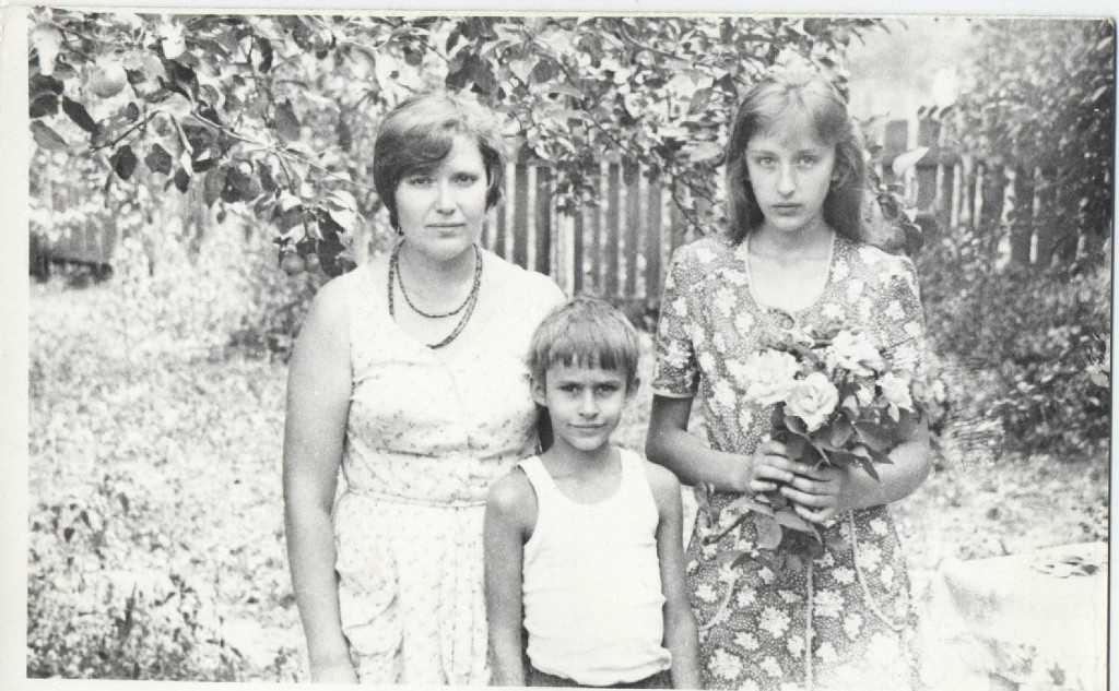 фото папы автора. Мы с мамой и братом в Кутейниково. 1982 год.