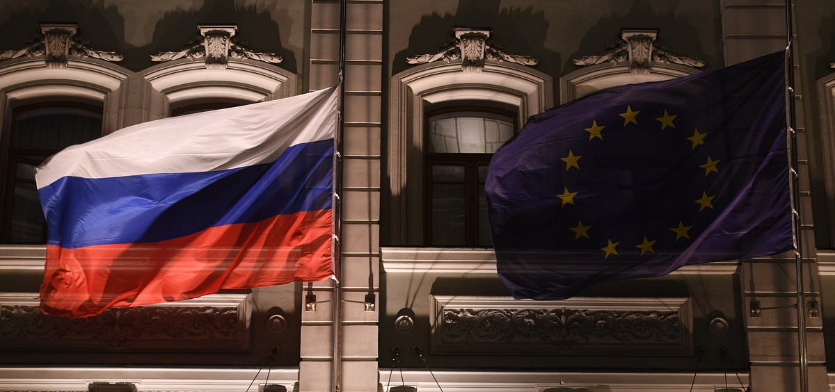    5465244 28.03.2018 Флаги России и Евросоюза над одним из отелей в Москве. Владимир Астапкович / РИА Новости