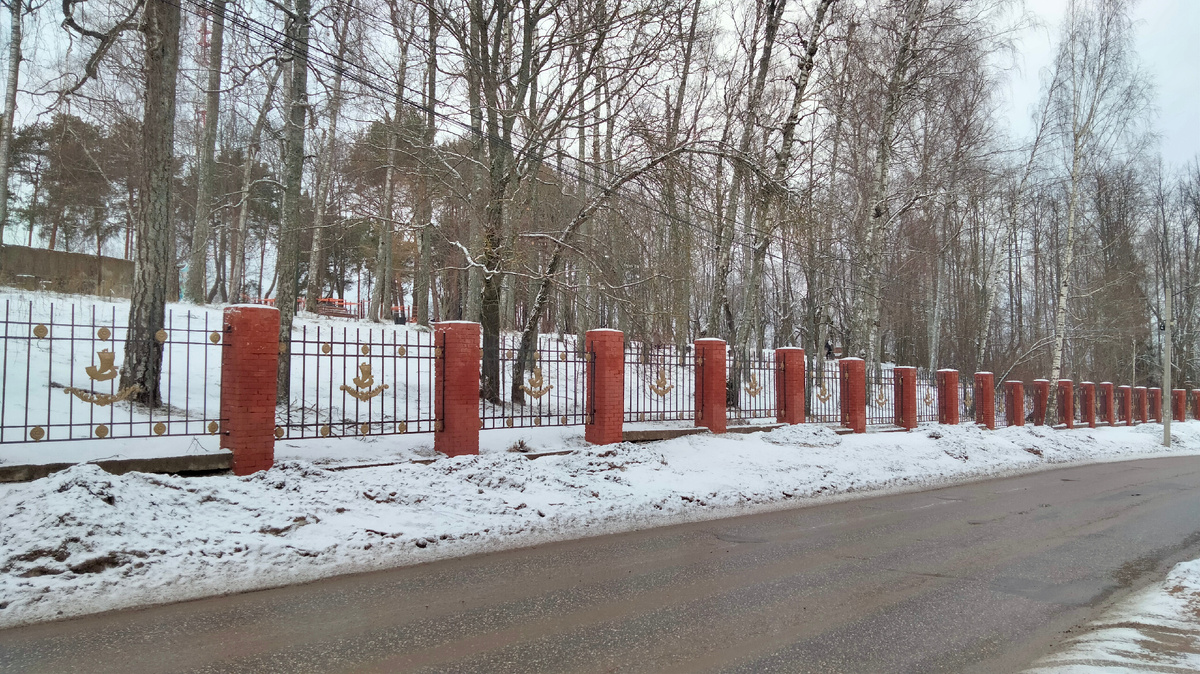 Парк и дорога как бы делают намек 