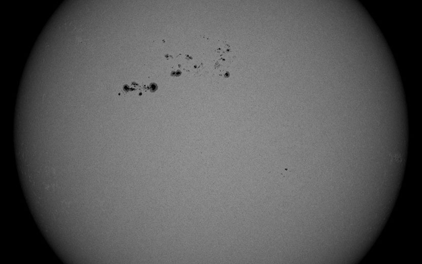  В начале февраля на Солнце не так много пятен, но большая часть собралась вместе. Фото: xras.ru