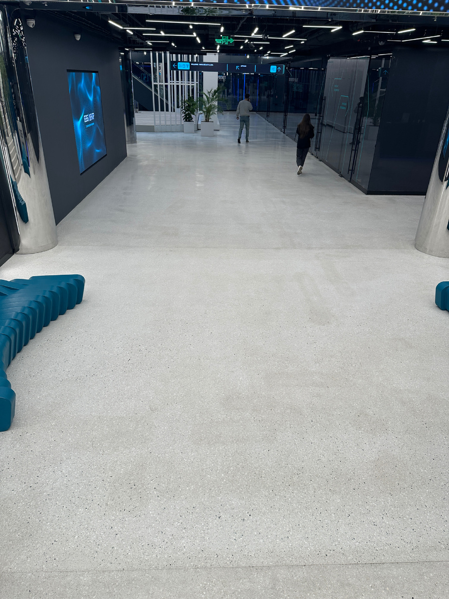 Пятна вызваны неудачым ремонтом лака, которым покрыли проблемный терраццо с целью скрыть недостатки.