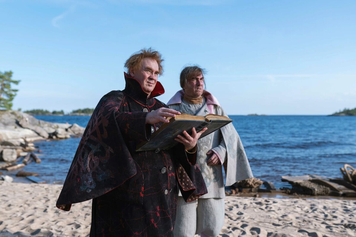 Лиходей (Виталий Хаев) с волшебной книгой и Балалай (Михаил Трухин). Источник - kinopoisk.ru