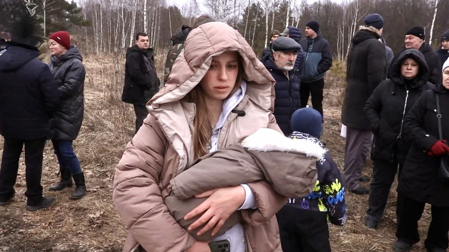 На фото: многодетная мать на сходе граждан