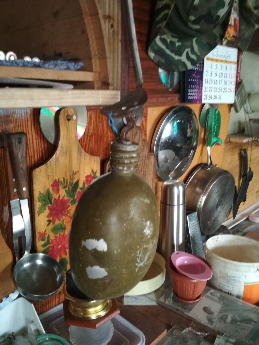 Моя фляга.. 50 лет  просто хранится, ну как такое выбосить? Как и всю эту посуду, которую собиралась выкинуть жена. Моя кухня, собственная.. и фотогалерею есть где разместить, всегда перед глазами.