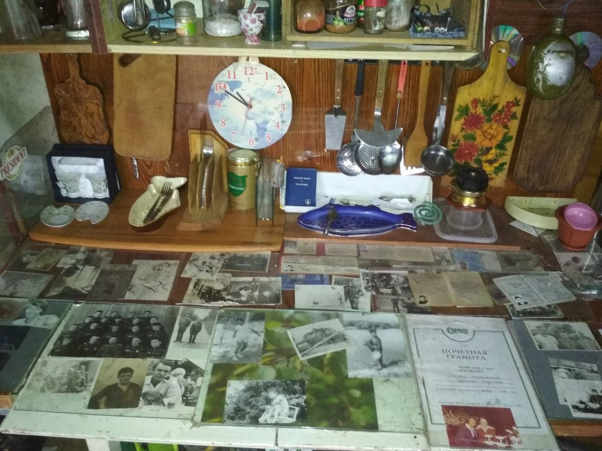 Миха здесь на половине фото присутствует, да вот, же он, трубку курит!