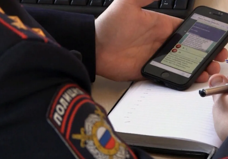 Полицейские просят показать содержимое телефона: что делать?