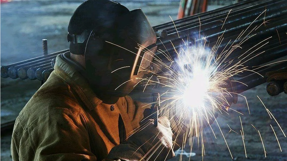 Какой сварочный аппарат выбрать начинающему домашнему сварщику: гид по миру искр и швов