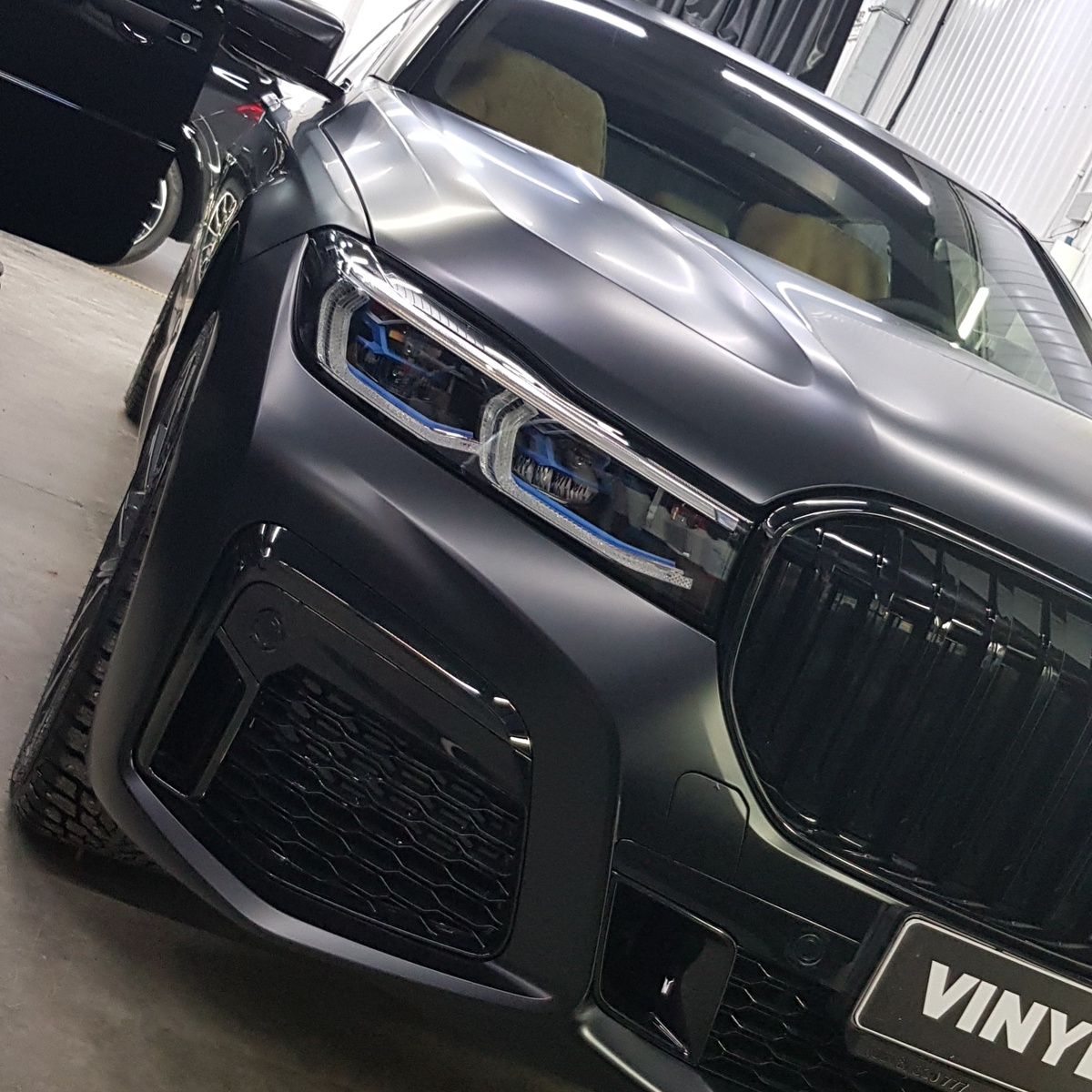 Матовая BMW 7