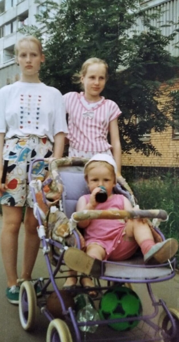 Анастасия с сестрой и братом, 1993 год