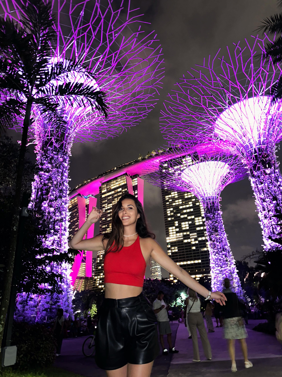 Леся в футуристическом саду 