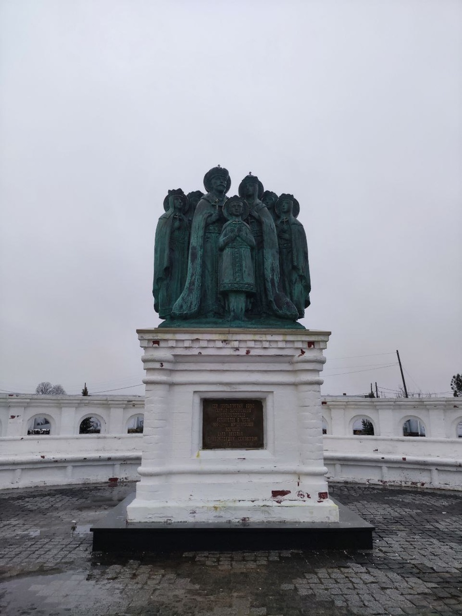 Памятник семье царя-страстотерпца Николая II