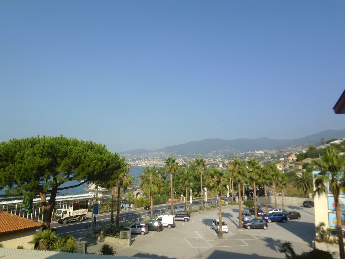 Это солнечный город на Средиземном море