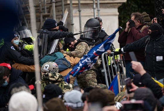    Столкновения полиции со сторонниками Трампа, штурмующими здание Капитолия США после митинга «Марш за спасение Америки» 6 января 2021 года