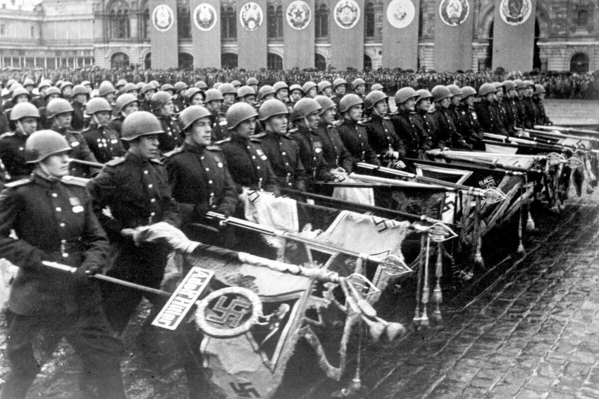 Парад Победы 1945 г. (П. Г. Сычёв во втором ряду третий слева).